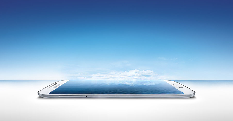 Samsung GALAXY S4 Life companion 당신과 교감하는 지능혁신 스마트폰 슬로건과 함께 제품이 배치되어 있습니다.