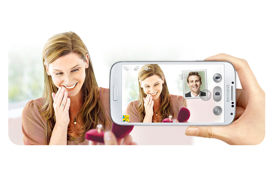 삼성 갤럭시 S 4를 이용해 프러포즈를 받는 여자를 촬영하고 있는 모습입니다. 제품에는 여자의 사진과 함께 프러포즈를 하며 사진을 찍고 있는 남자의 모습까지 듀얼샷으로 촬영된 모습이 보입니다.