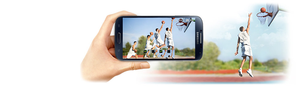 삼성 갤럭시 S 4를 이용해 농구를 하고 있는 인물을 촬영하고 있는 모습입니다. 제품에는 촬영된 연속동작이 한 장의 사진으로 편집되어 있습니다.